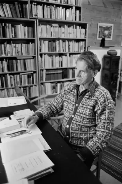 Hauge i skrivestova på Rossvoll.