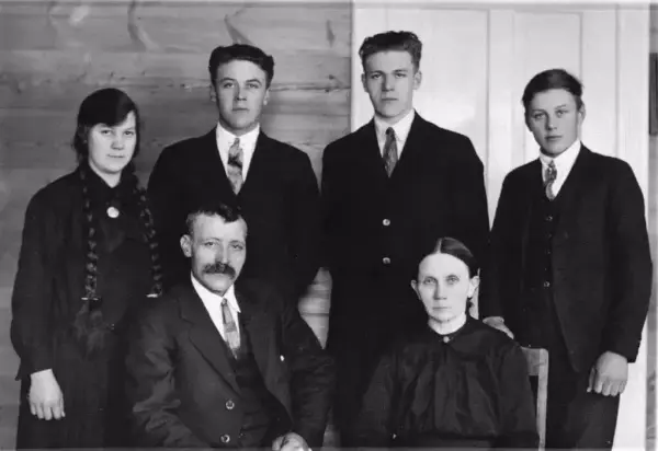 Familien Hauge rundt 1930. Bak frå venstre: Anna, Pål, Olav og Oddmund Hauge. Framme: far Håkon og mor Katrina