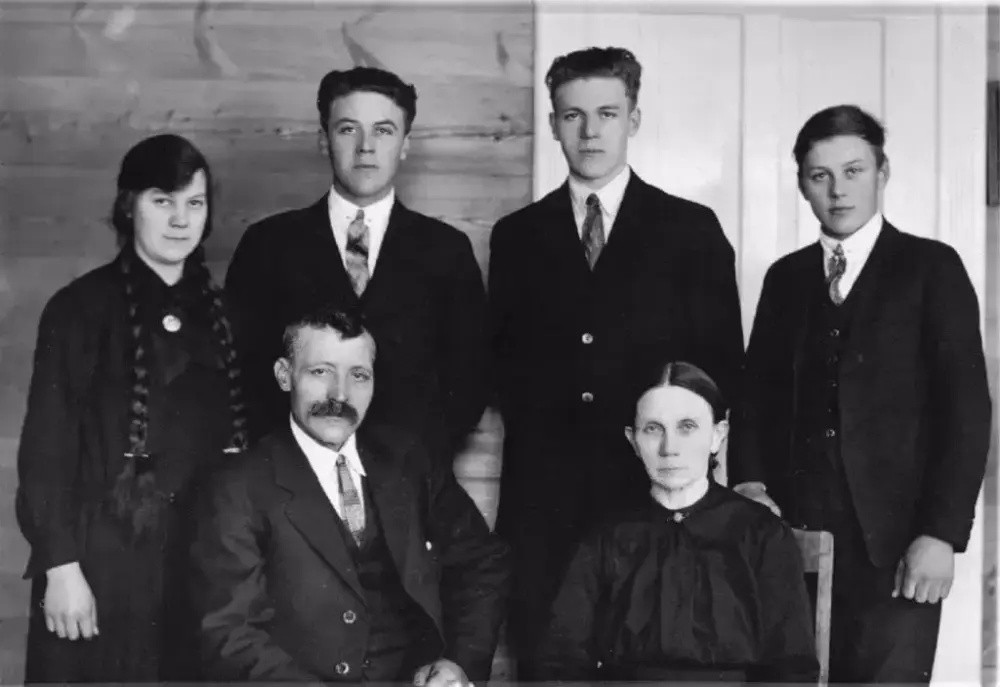 Familien Hauge rundt 1930. Bak frå venstre: Anna, Pål, Olav og Oddmund Hauge. Framme: far Håkon og mor Katrina
