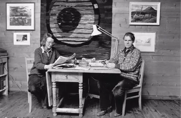 Olav H. Hauge og Bodil Cappelen i stova på Rossvoll 1980.