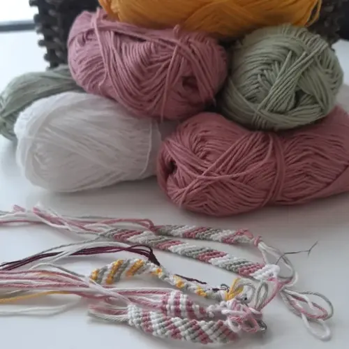 Garnnøster og bånd klare til å flettes