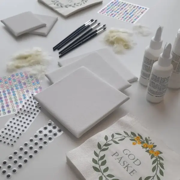 Hobbyverksted. Lerret, påskeservietter, lim og pensler til decoupage barna kan lage