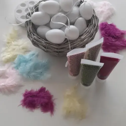 Fjær i duse farger og egg som kan males på