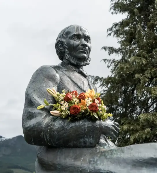 Ivar Aasen-statuen i Ørsta pynta med blomar
