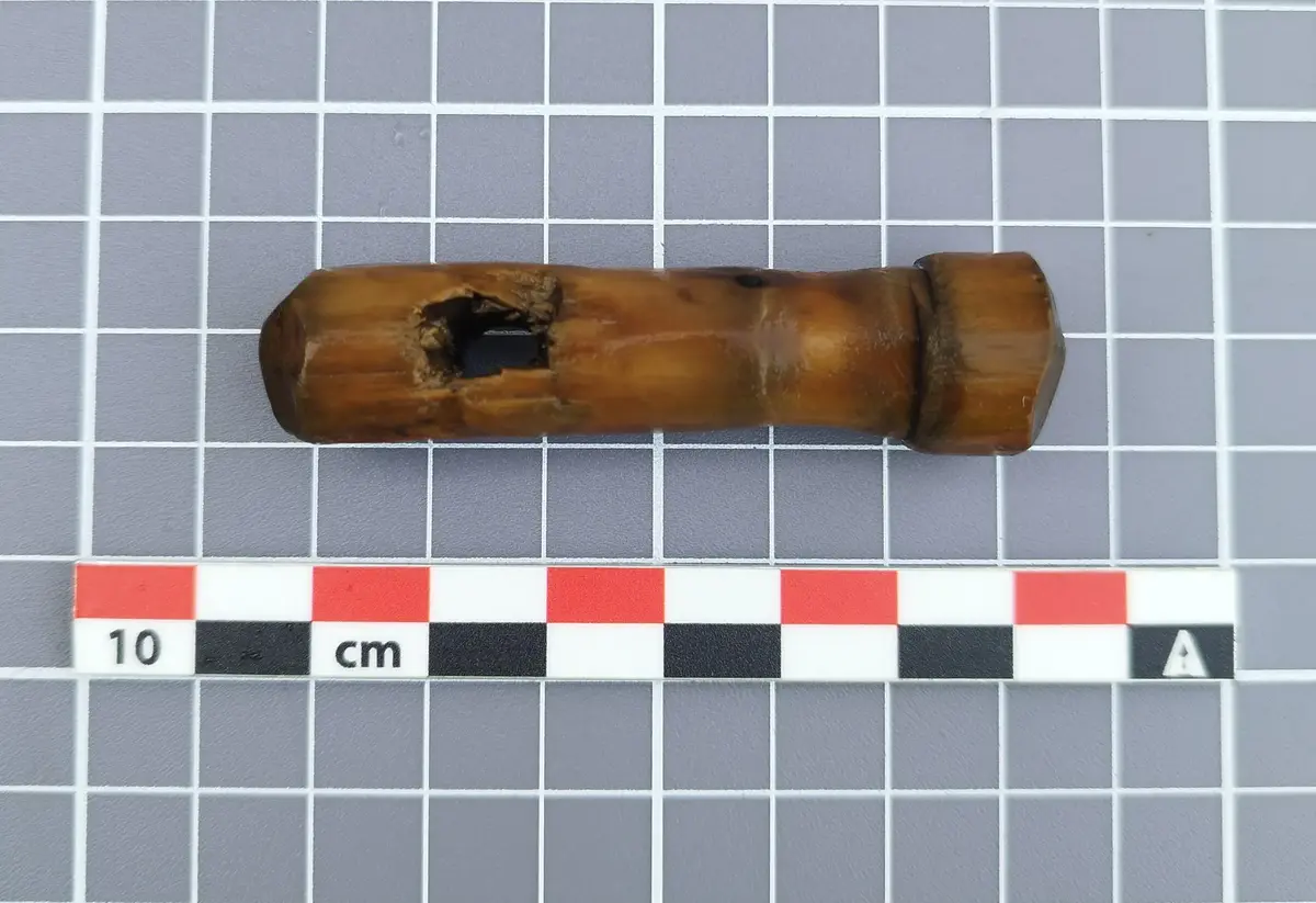 Liten dreid låsepinne av tre med skade, funnet i Bjørvika.