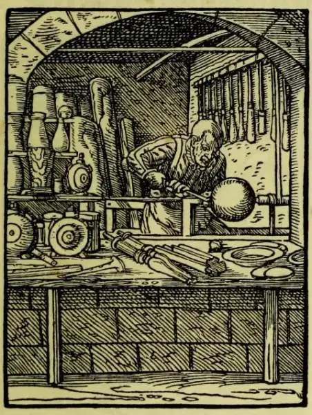 Tresnitt som viser en tredreier som dreier en bolle på dreiebenk.