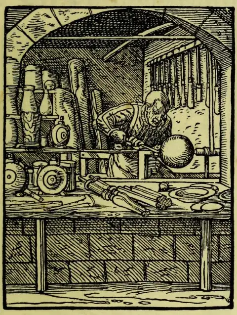 Tresnitt som viser en tredreier som dreier en bolle på dreiebenk.