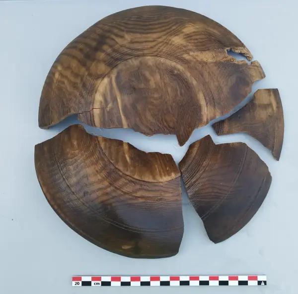 Sammenlagte fragmenter av et dreid trefat funnet ved Bjørvika skole.