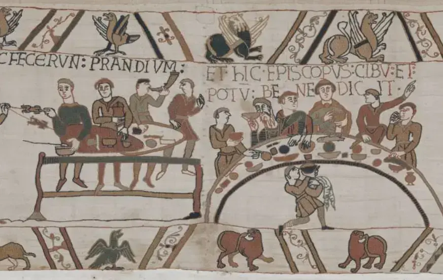 Utsnitt fra Bayeux-teppet som viser personer ved bord som spiser og drikker av skåler og beger.