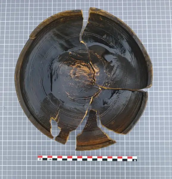 Deler av en dreid trebolle funnet ved utgravning i Bjørvika.
