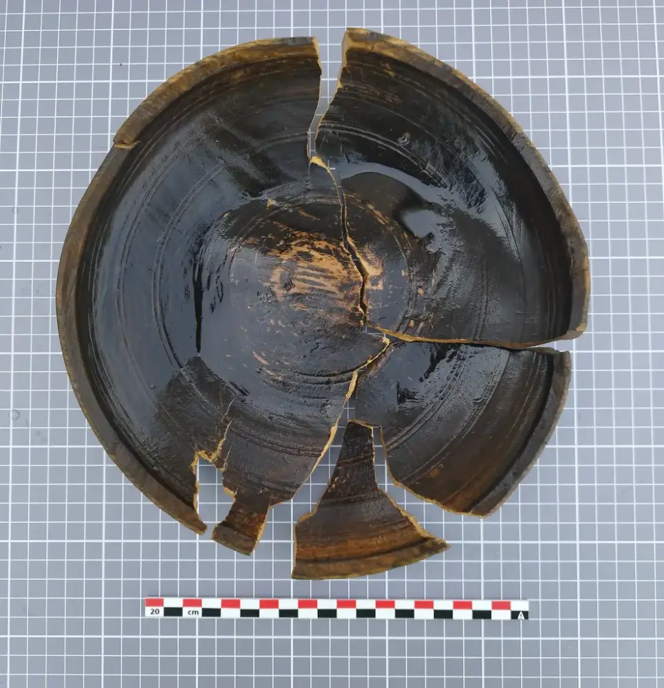Deler av en dreid trebolle funnet ved utgravning i Bjørvika.