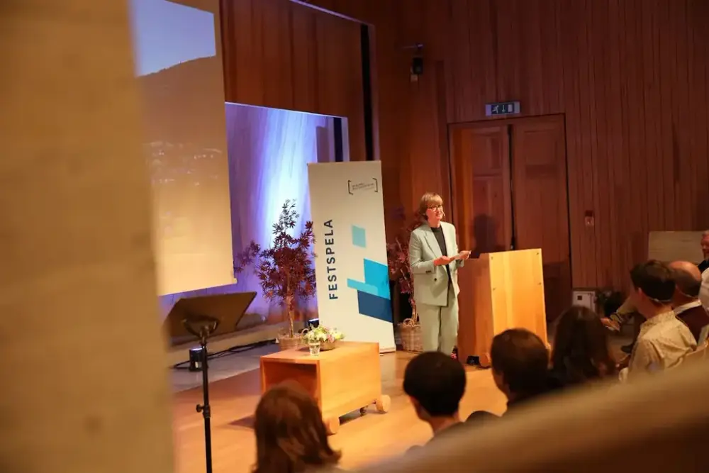 Juryleiar Solveig Barstad på scena under Medietimen i 2024