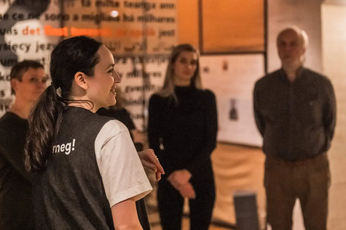 Omvising for ei gruppe i Aasentunet