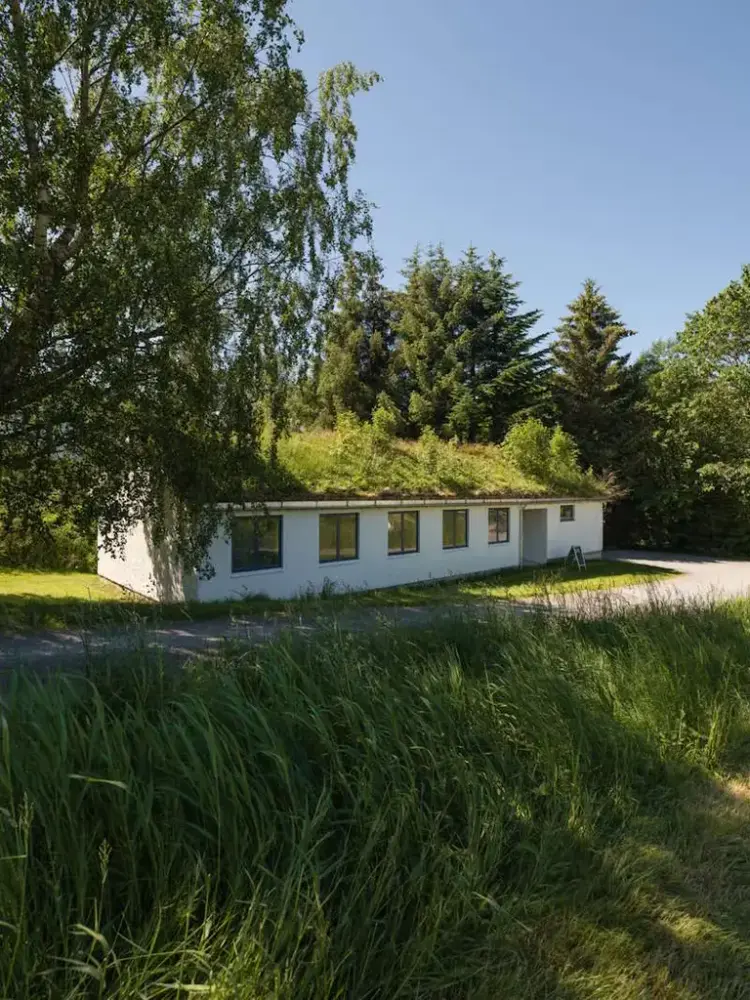 Sivert Aarflot-museet sett utanfrå i sommarlege omgjevnader