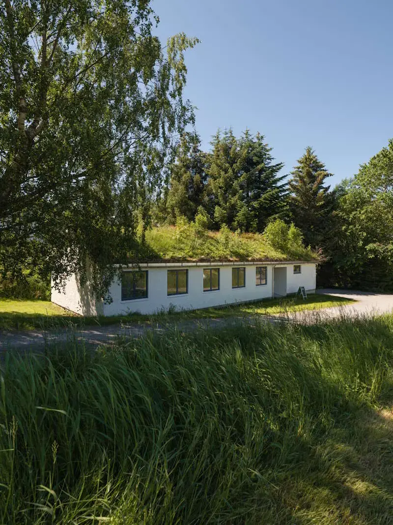 Sivert Aarflot-museet sett utanfrå i sommarlege omgjevnader