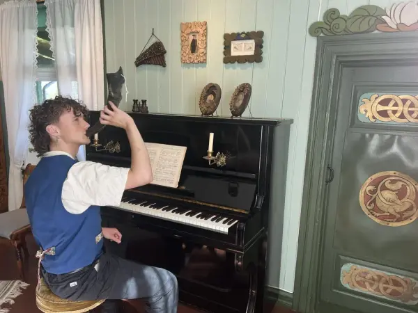 Edvard Fremstad ved klaveret og med bukkehorn