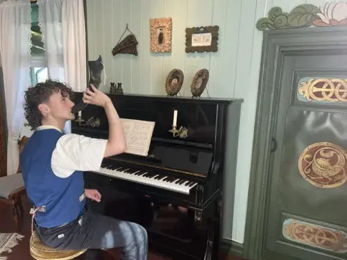 Edvard Fremstad ved klaveret og med bukkehorn