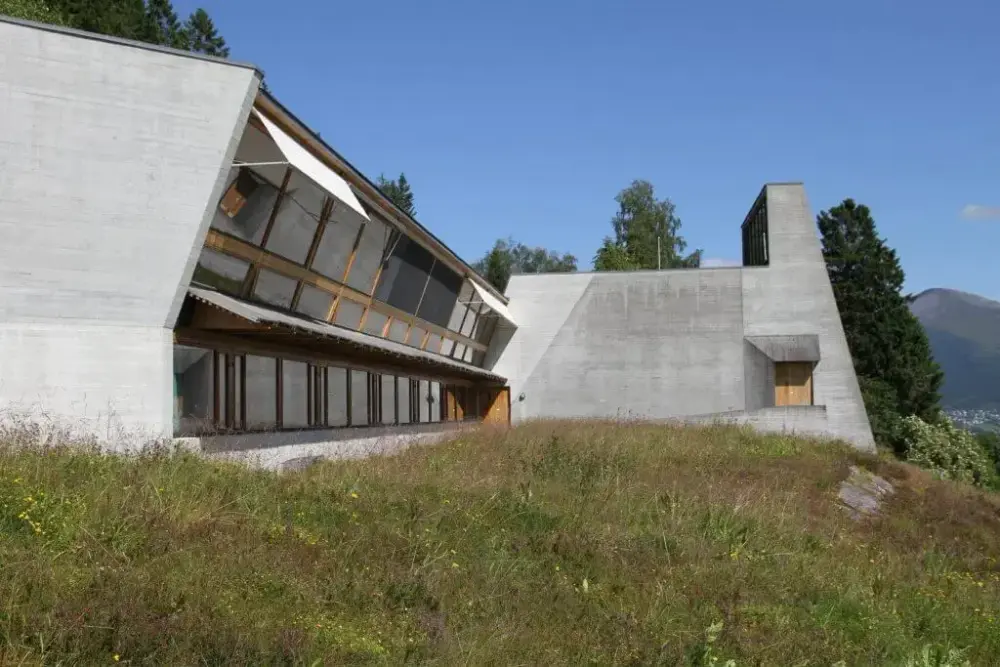 Fasaden til nyemuseet i Aasentunet sett frå sør