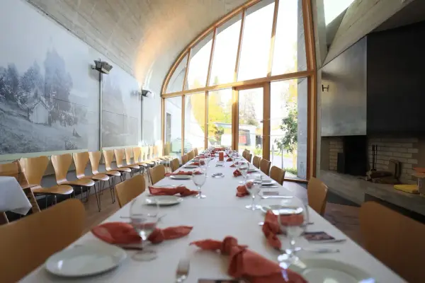 Festpynta bord i kafeen