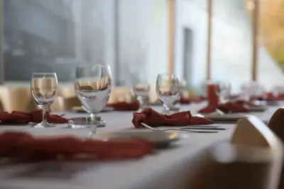 Detaljar frå festpynta bord