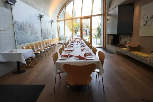 festpynta bord i kafeen