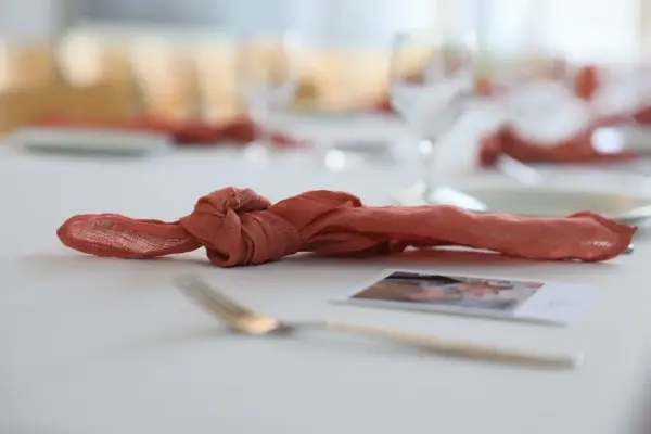 Detaljar frå festpynta bord