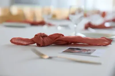 Detaljar frå festpynta bord