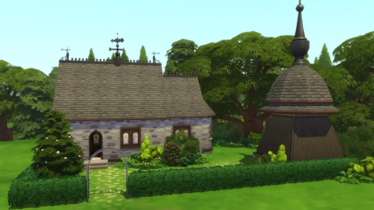 En bild från spelet Sims där någon har byggt Murbergskyrkan och klockstapeln som finns på friluftsmuseet