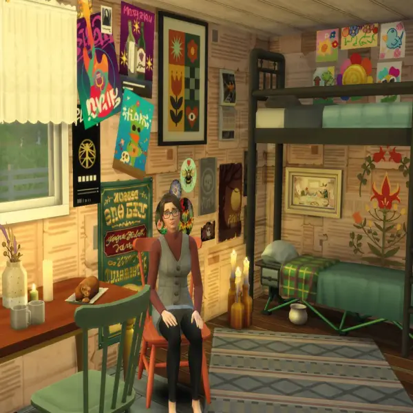 En bild från spelet Sims där någon har byggt EW-stugan. Vi ser insidan där det finns våningssäng, bord med stol, tidningar som tapet och en sim som sitter på en stol. 