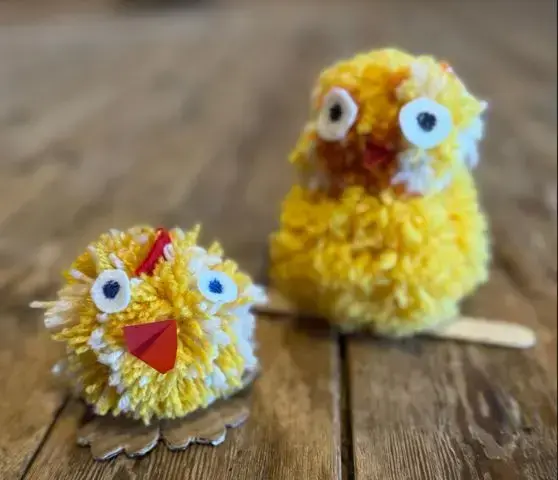 ldet viser to påskekyllinger, laget som gule dusker i tråd med øyne limt på. 