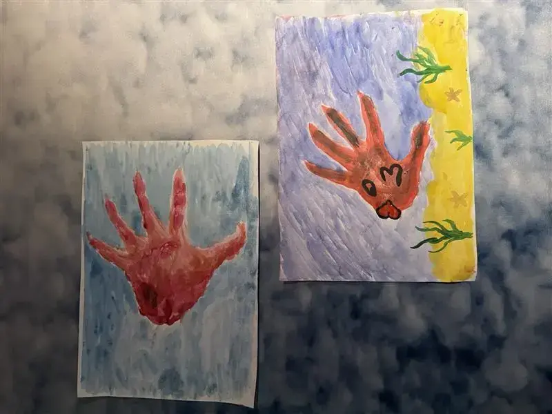 Her ser vi hender som er malt og kreativt danner anemone undere sjøen