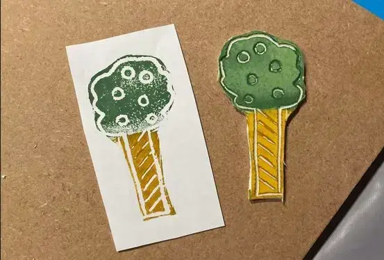 Vi ser to trær, laget med potettrykk/litografi