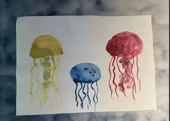 Fargerike maneter malt med vannfarger på søndagsverkstedet