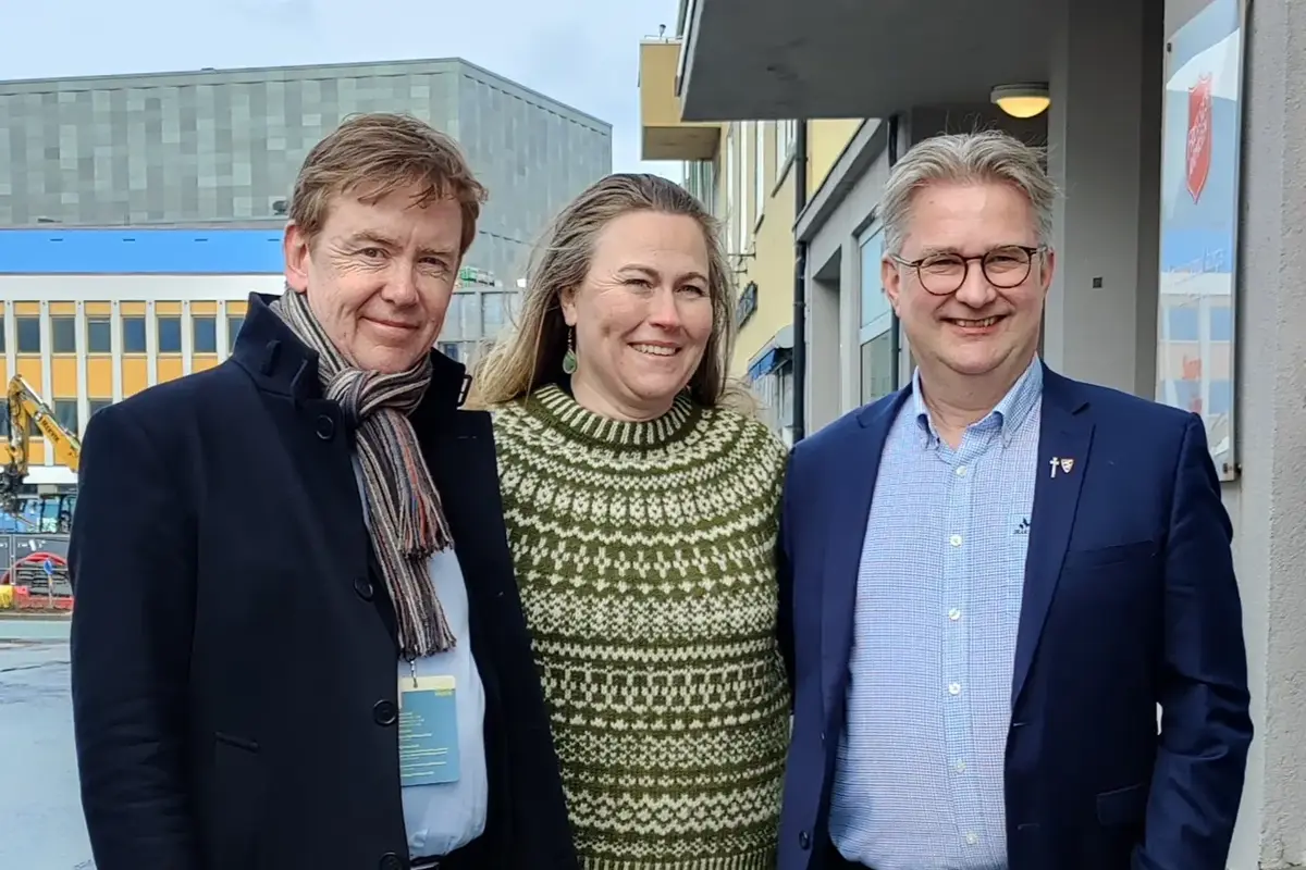 Bilde av tre personar foran kulturhuset Normoria i Kristiansund. 