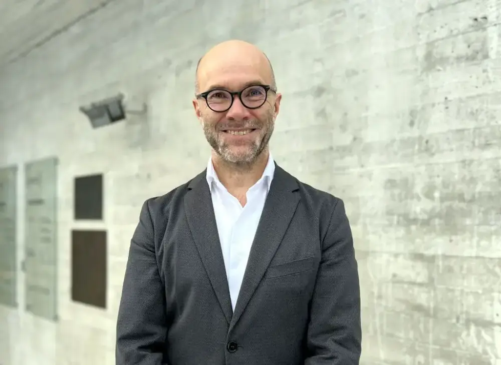 Sytreleiar i Nynorsk kultursentrum Jan Olav Baarøy utanfor inngangen til Aasentunet