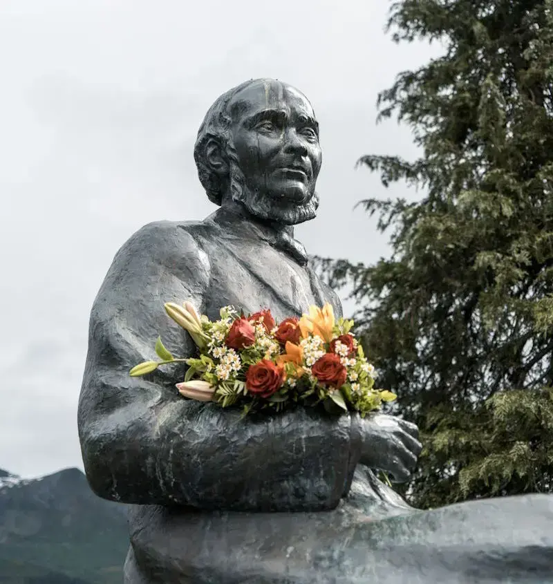 Ivar Aasen-statuen i Ørsta