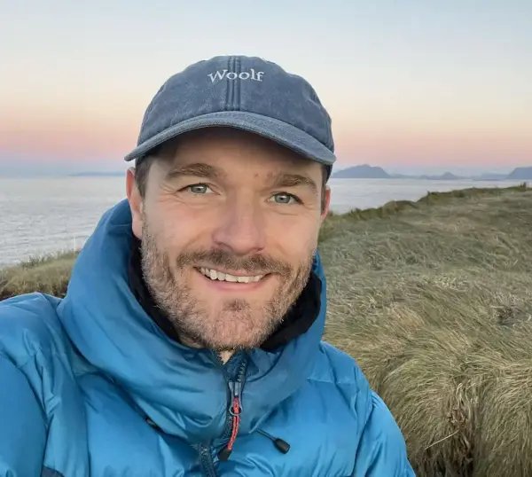 Eit bilde av Knut Ivar Bjørlykhaug ute ved sjøen i boblejakke