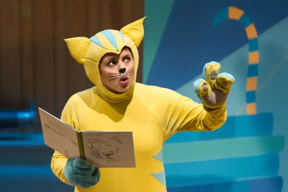 Lurivar på scenen i Aasentunet med ei bok i handa