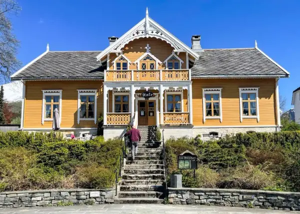 Fasaden til Fru Svendsen sett frå sør i vårlege omgjevnader