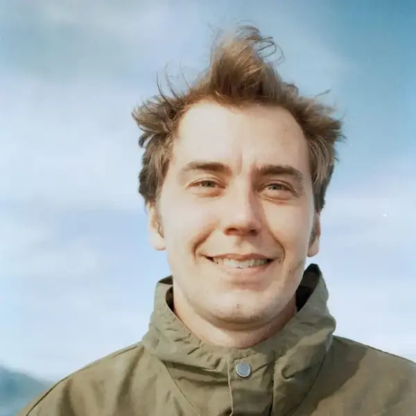 Mobilbilde av Fredrik Parelius ute i friluft med regnjakke