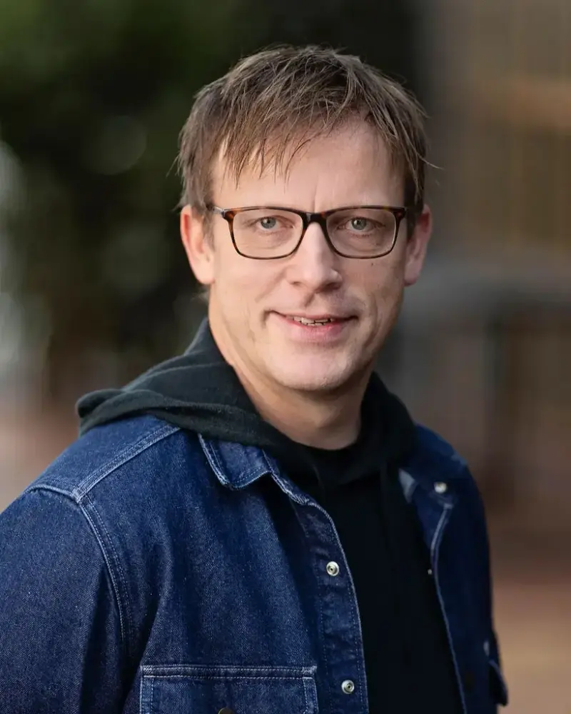 Portrettfoto av Frode Flemsæter med dongerijakke