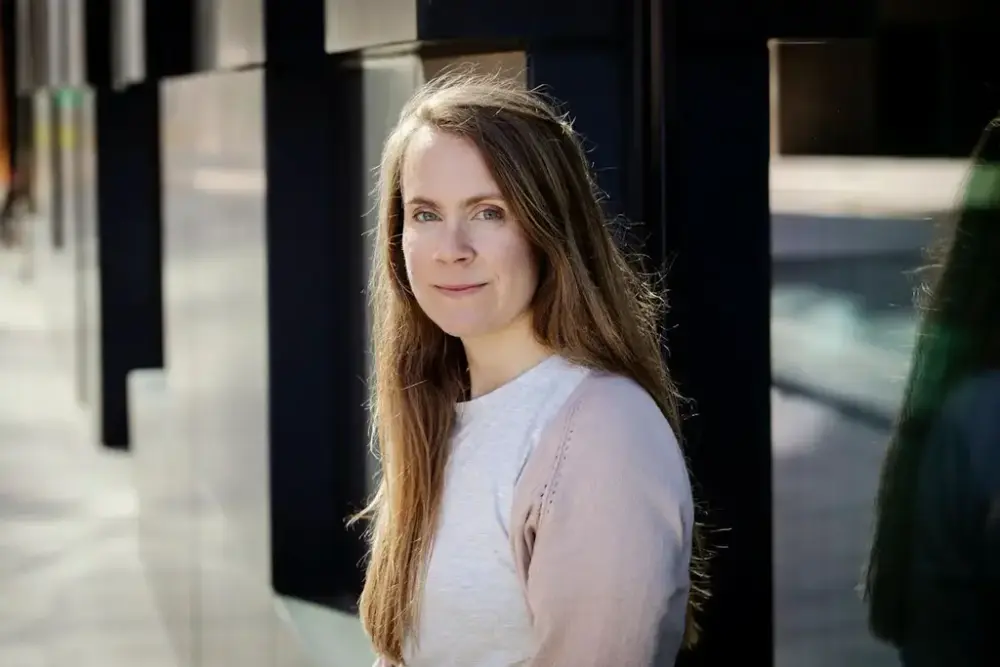 Portrettfoto av Maria Lavik utanfor bygning