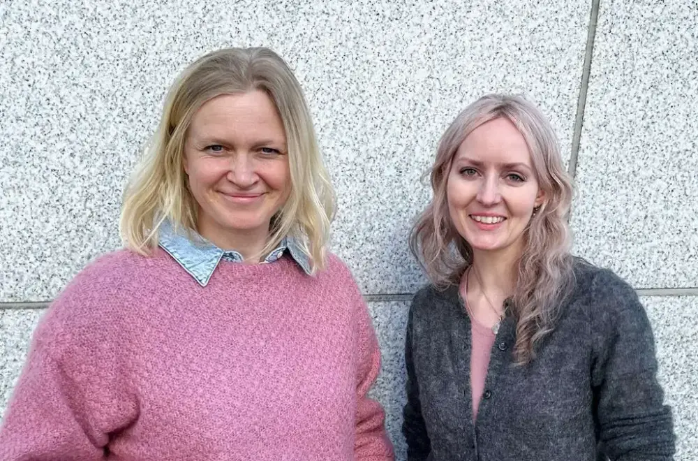 Maria Parr og Åshild Irgens framom ein vegg med betongfliser