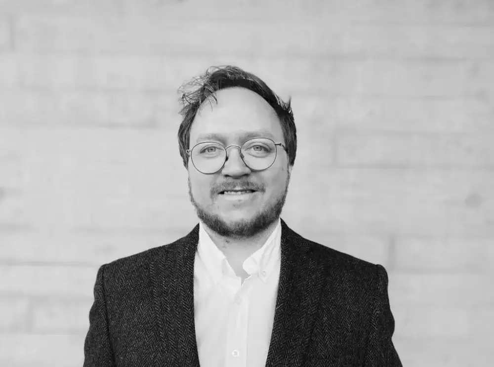 Direktør ved Nynorsk kultursentrum Olav Øyehaug Opsvik framom ein betongvegg i Aasentunet