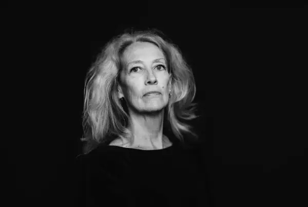 Portrettfoto i svart og kvit av Marit O Kaldhol