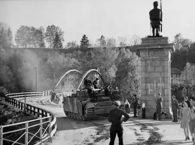 Stridsvogn krysser bro i Eidsvoll mens soldater og sivile er til stede.