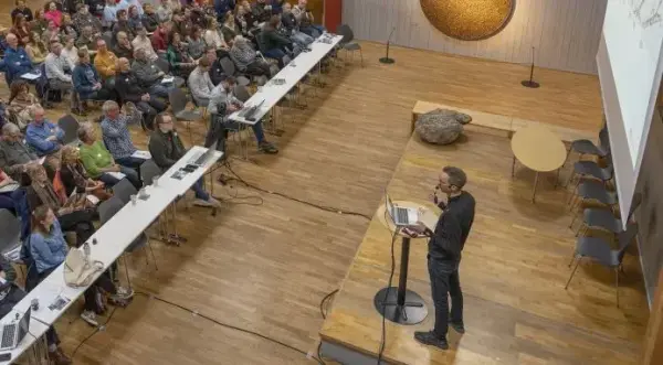 Reiso formidler fra scenen 