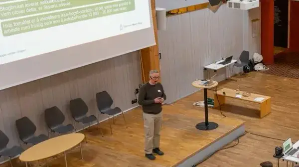 Yngve Holth formidler fra scenen 