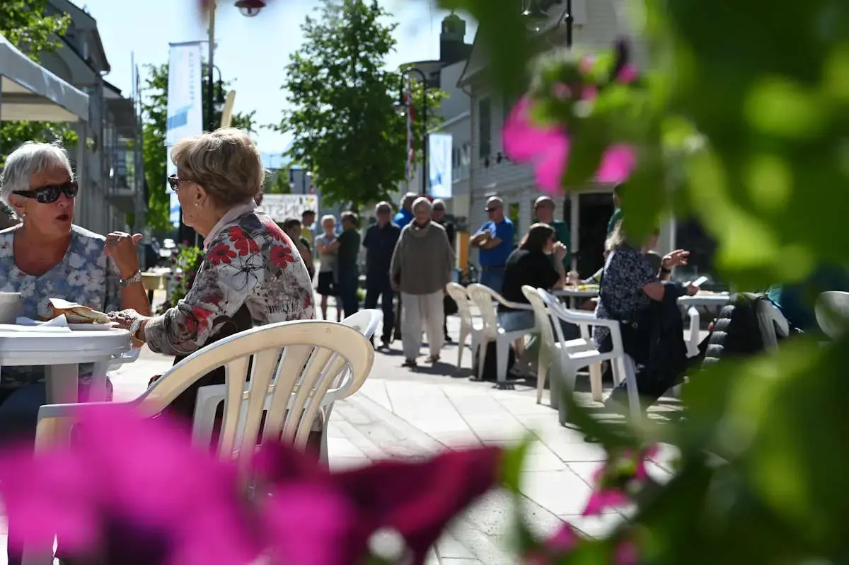 Fint vêr under festspelfrukosten i gågata i Ørsta