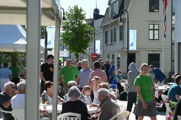 Fint vêr under festspelfrukosten i gågata i Ørsta